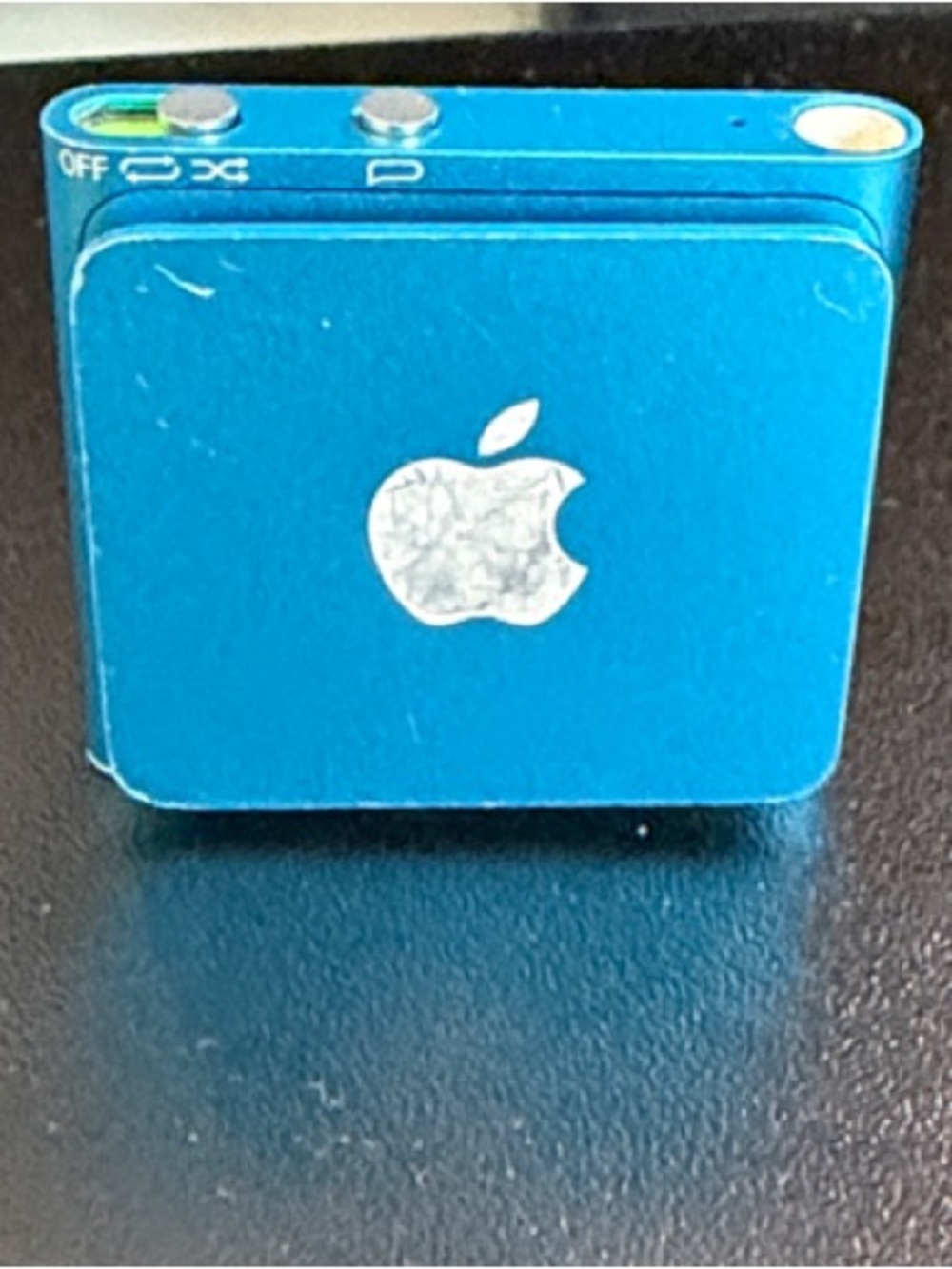 Apple Blue iPod Shuffle with White Controls and USB Cable - Picture 4 of 5